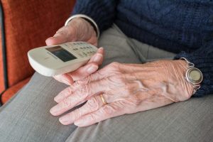 Come prendersi cura di un anziano che vive in casa da solo